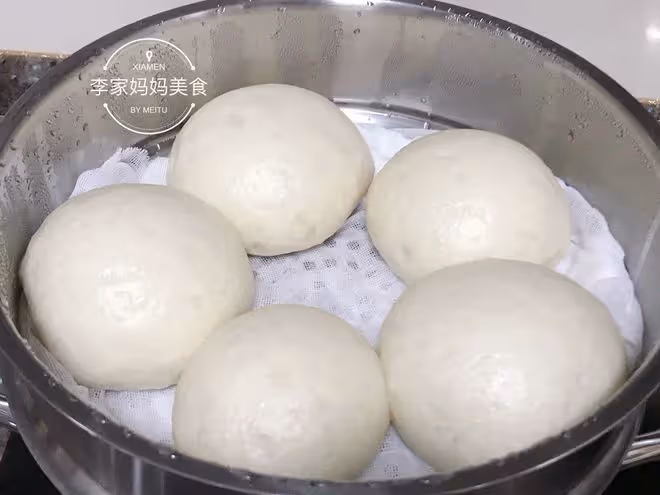 蒸饅頭時，用熱水還是冷水，記住5點，饅頭暄軟蓬鬆不回縮