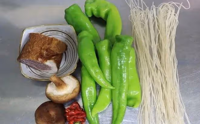 臘肉辣椒炒粉條，越吃越香，倍兒下飯！