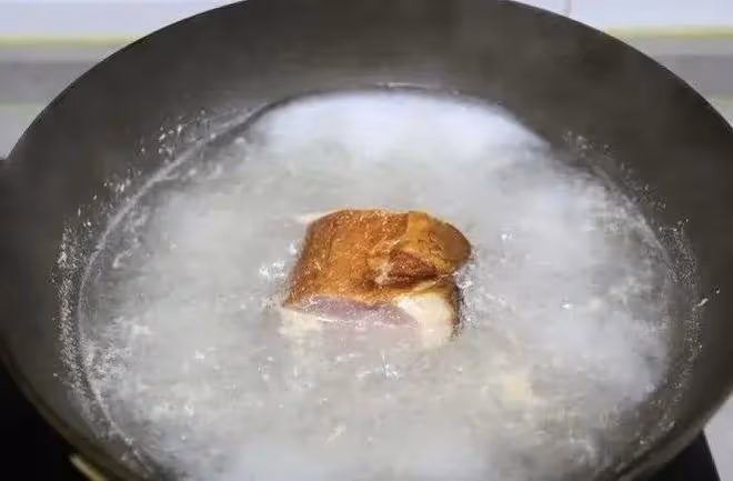 臘肉辣椒炒粉條，越吃越香，倍兒下飯！
