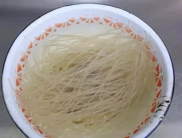 臘肉辣椒炒粉條，越吃越香，倍兒下飯！