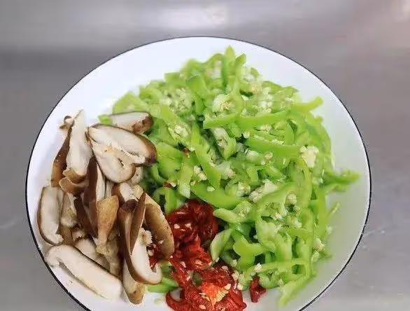 臘肉辣椒炒粉條，越吃越香，倍兒下飯！