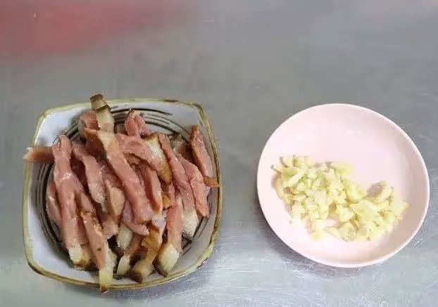 臘肉辣椒炒粉條，越吃越香，倍兒下飯！