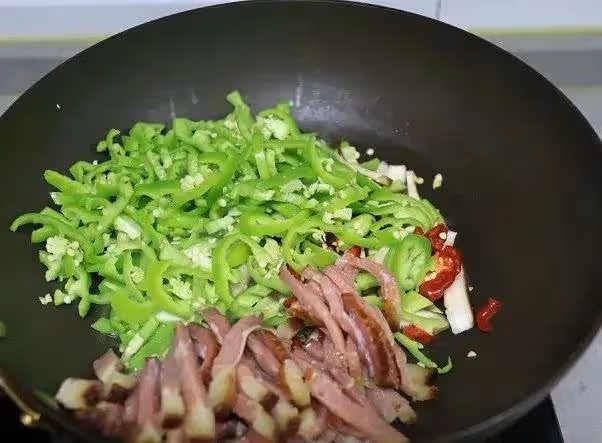 臘肉辣椒炒粉條，越吃越香，倍兒下飯！