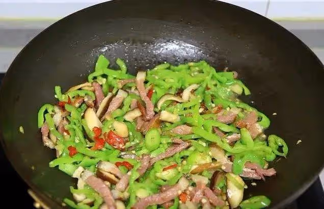 臘肉辣椒炒粉條，越吃越香，倍兒下飯！