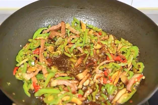 臘肉辣椒炒粉條，越吃越香，倍兒下飯！