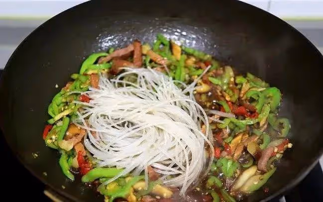 臘肉辣椒炒粉條，越吃越香，倍兒下飯！