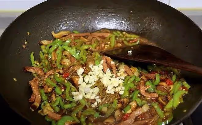臘肉辣椒炒粉條，越吃越香，倍兒下飯！
