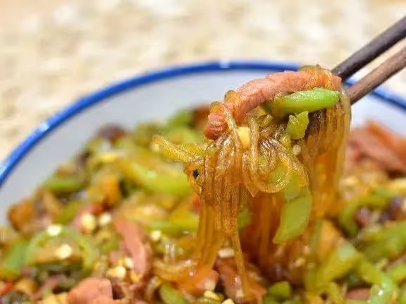 臘肉辣椒炒粉條，越吃越香，倍兒下飯！