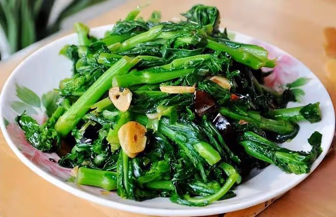 你炒青菜，為啥發黃出水不好吃？關鍵在這3個訣竅，看完後明白了