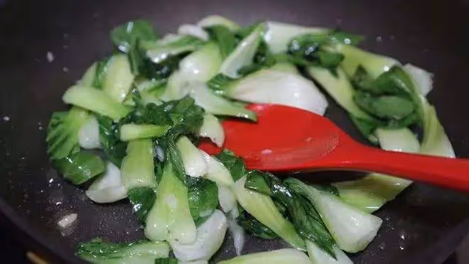 你炒青菜，為啥發黃出水不好吃？關鍵在這3個訣竅，看完後明白了