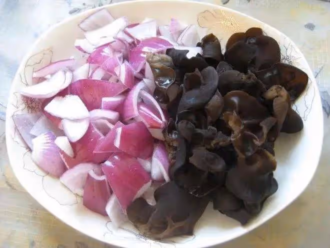建議中老年人，夏天易出汗缺水，常吃4道補水菜，營養補水又美味
