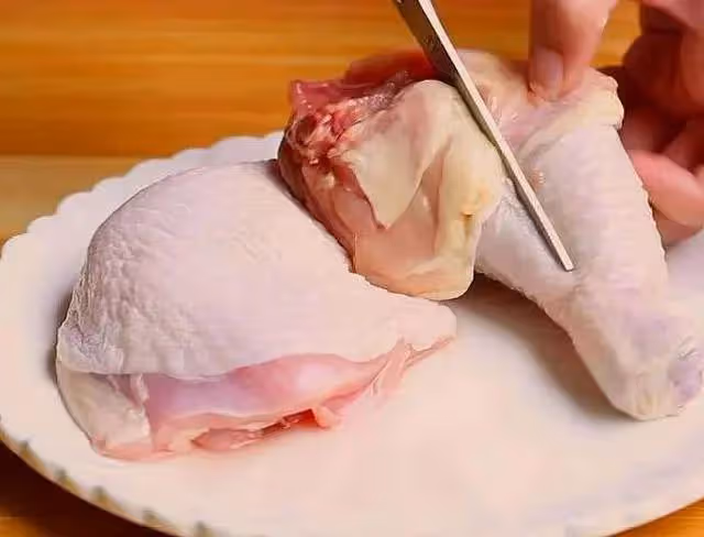 雞肉腌制入味，煎制金黃鮮香，淋上濃厚醬汁即成美味