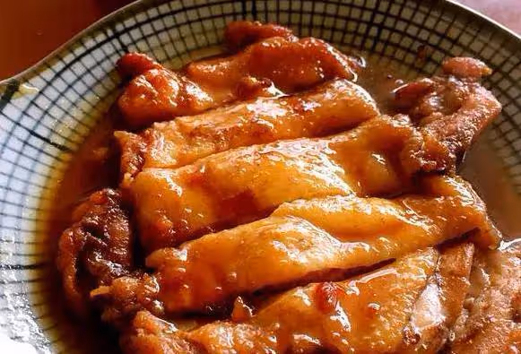 雞肉腌制入味，煎制金黃鮮香，淋上濃厚醬汁即成美味