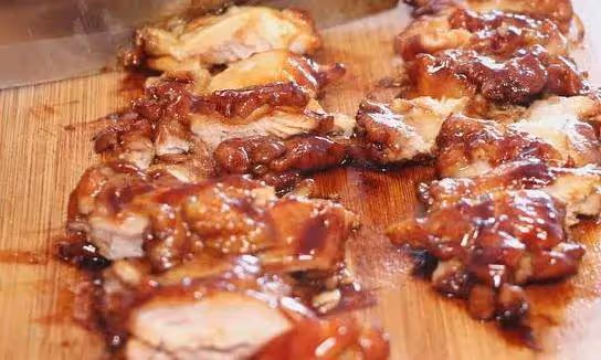 雞肉腌制入味，煎制金黃鮮香，淋上濃厚醬汁即成美味