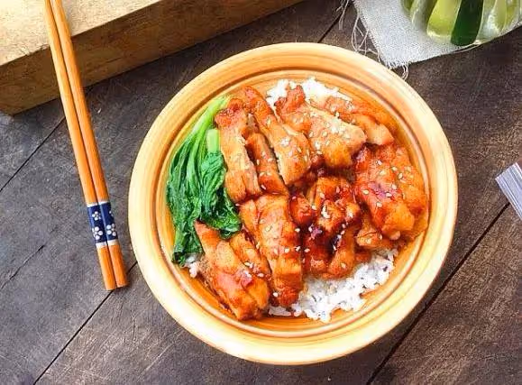 雞肉腌制入味，煎制金黃鮮香，淋上濃厚醬汁即成美味