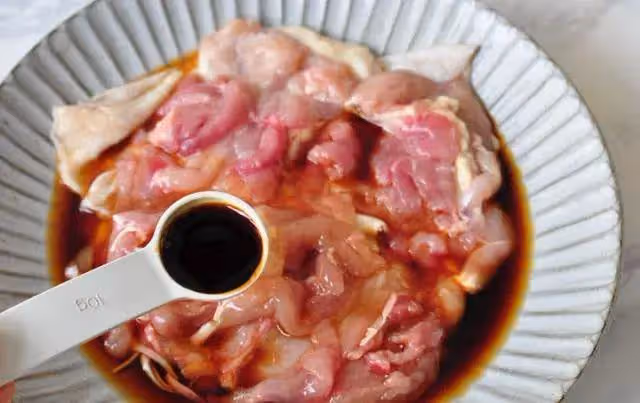 雞肉腌制入味，煎制金黃鮮香，淋上濃厚醬汁即成美味