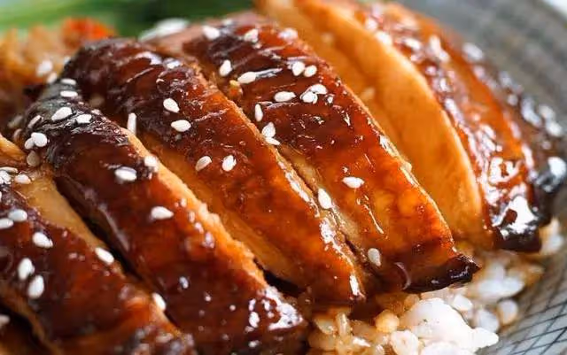 雞肉腌制入味，煎制金黃鮮香，淋上濃厚醬汁即成美味