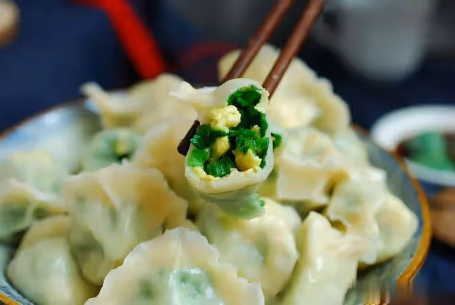 包韭菜餃子時，牢記「3放2不放」，韭菜翠綠不燒心，太解饞了