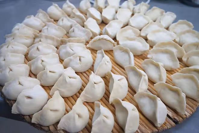 包韭菜餃子時，牢記「3放2不放」，韭菜翠綠不燒心，太解饞了