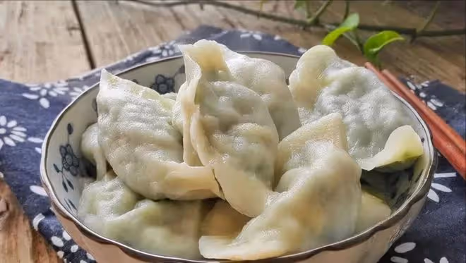 包韭菜餃子時，牢記「3放2不放」，韭菜翠綠不燒心，太解饞了