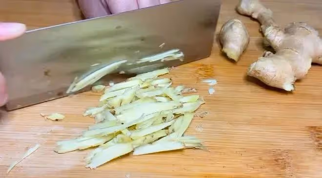 橘子皮加1塊生薑，88歲外婆長壽秘方，每天一杯，腿腳有勁身體好