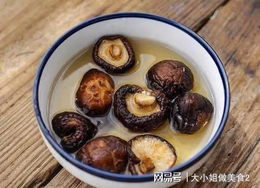 春天適合多吃香菇，味道鮮美，營養豐富，老少皆宜