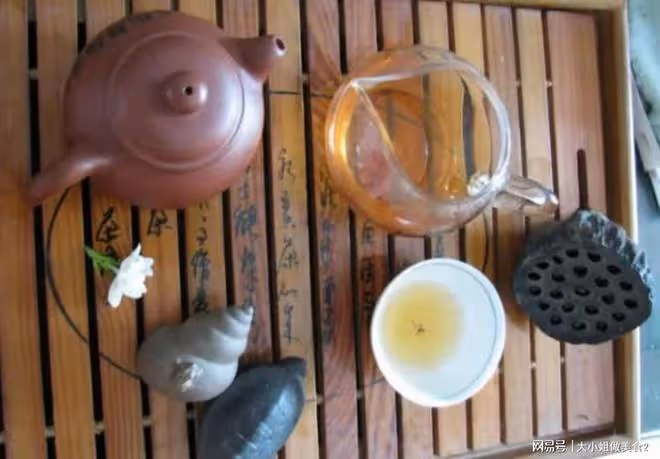 疫情當前，建議中老年人：多喝2款茶，緩解春燥，睡覺吃飯都很香