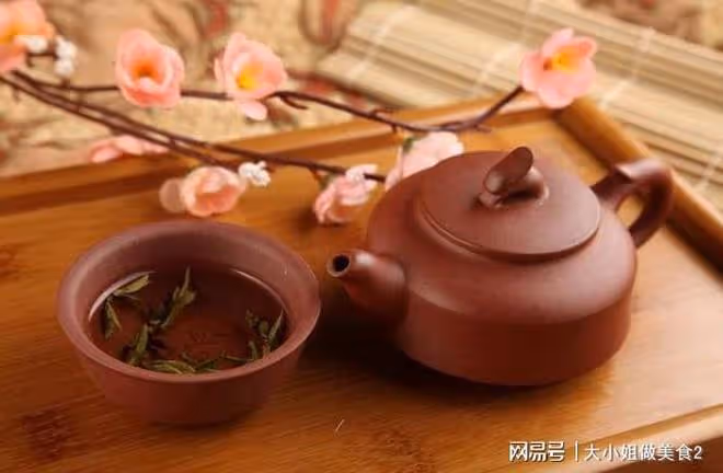 「春天多喝水，賽過神仙藥」春季多喝這4種茶，不愛喝水人的救星