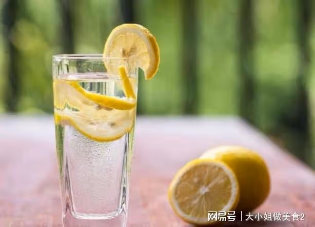 「春天多喝水，賽過神仙藥」春季多喝這4種茶，不愛喝水人的救星