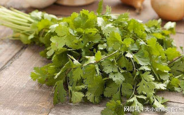 今天是「世界討厭香菜日」，有愛吃香菜的嗎？經典吃法，永不過時