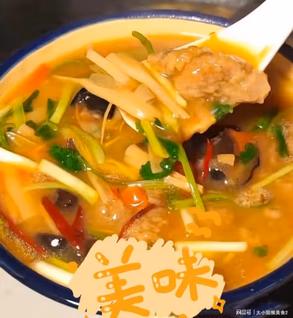 三道熱乎乎的湯，配料豐富，味道超贊，晚上下班喝上一碗真滿足！