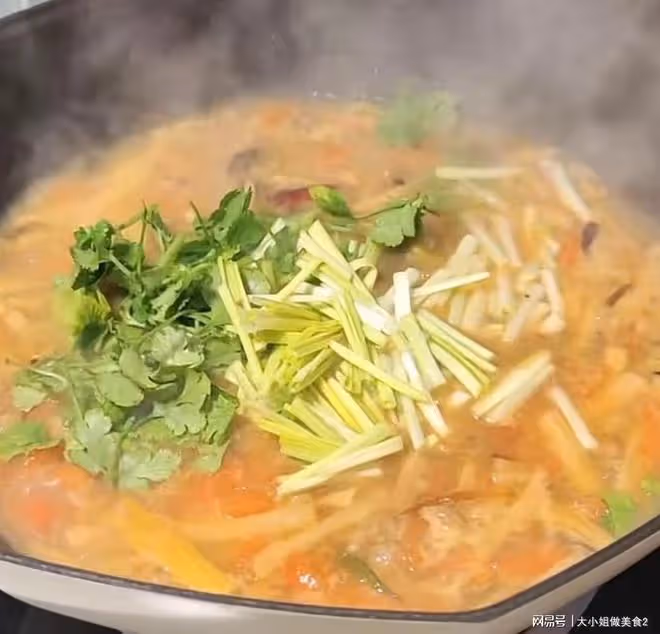 三道熱乎乎的湯，配料豐富，味道超贊，晚上下班喝上一碗真滿足！