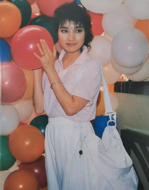戚美珍如今60歲，曾經和苗僑偉因戲生情，結婚32歲零緋聞，讓人羨慕