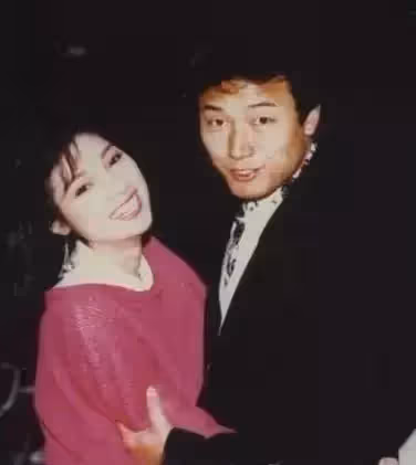 戚美珍如今60歲，曾經和苗僑偉因戲生情，結婚32歲零緋聞，讓人羨慕
