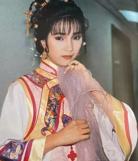 戚美珍如今60歲，曾經和苗僑偉因戲生情，結婚32歲零緋聞，讓人羨慕