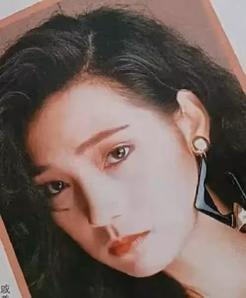 戚美珍如今60歲，曾經和苗僑偉因戲生情，結婚32歲零緋聞，讓人羨慕