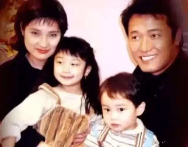 戚美珍如今60歲，曾經和苗僑偉因戲生情，結婚32歲零緋聞，讓人羨慕