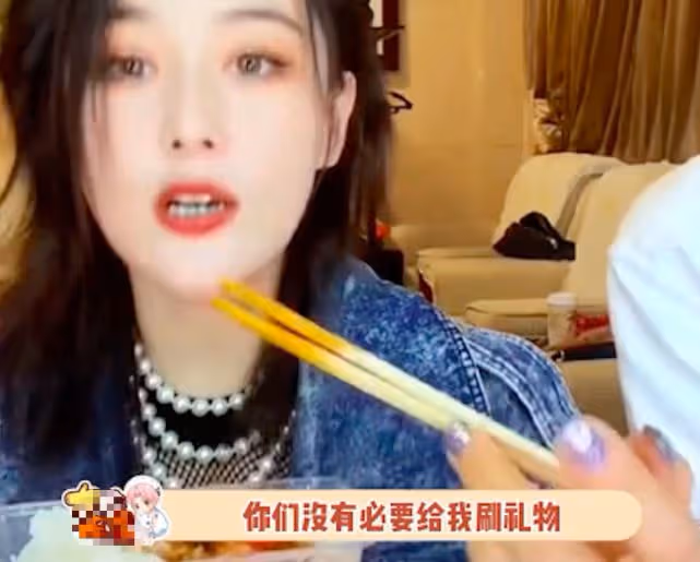 被張馨予感動了,直播讓無數人點贊,她的言語和行動善良又赤誠!