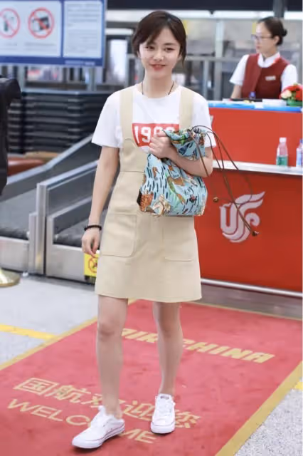 譚松韻這小包子臉真可愛,看不出已經30多歲了,穿著打扮像高中生,太好看了!