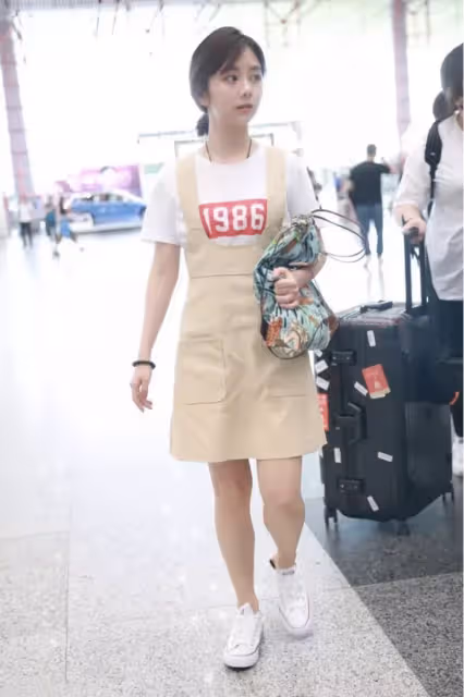 譚松韻這小包子臉真可愛,看不出已經30多歲了,穿著打扮像高中生,太好看了!