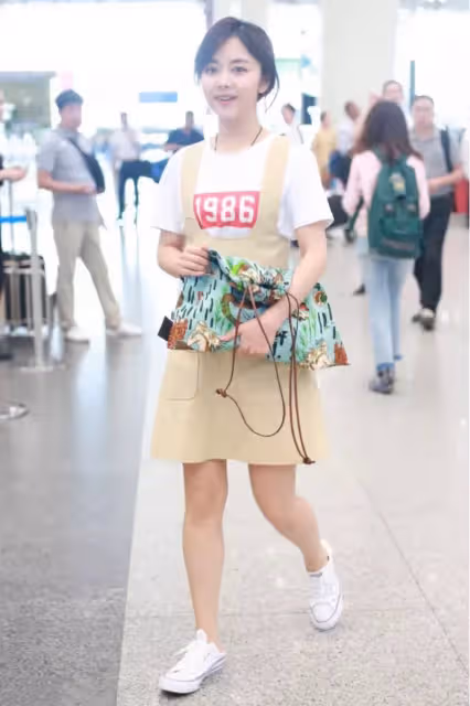 譚松韻這小包子臉真可愛,看不出已經30多歲了,穿著打扮像高中生,太好看了!