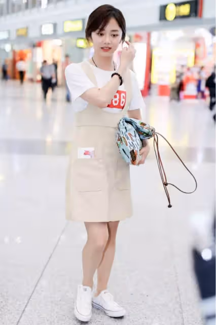 譚松韻這小包子臉真可愛,看不出已經30多歲了,穿著打扮像高中生,太好看了!