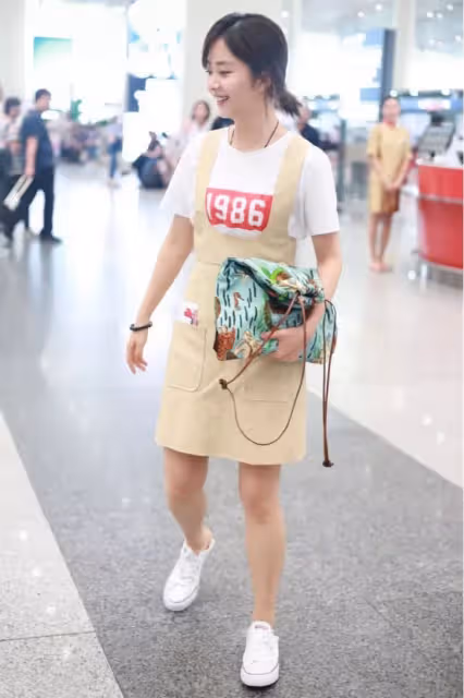 譚松韻這小包子臉真可愛,看不出已經30多歲了,穿著打扮像高中生,太好看了!
