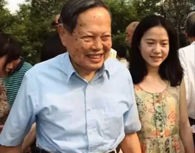 喪偶娶小54歲妻!楊振寧原配身分曝「是名門的頂級名媛」 生前「幫夫牽線再婚妻」兒女大器感謝後母