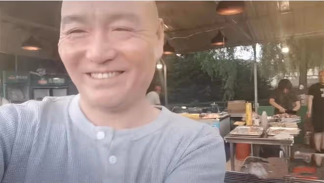 54歲「法印」回黑龍江老家，吃路邊大排檔接地氣，離鄉十幾年北漂