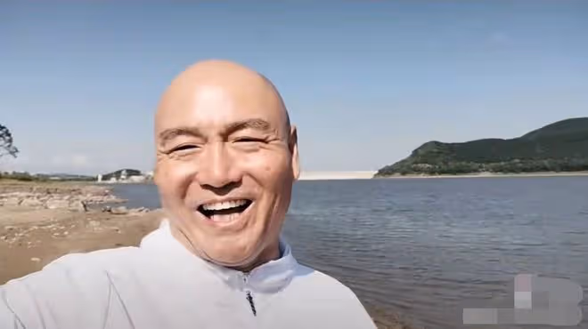 54歲「法印」回黑龍江老家,吃路邊大排檔接地氣,離鄉十幾年北漂