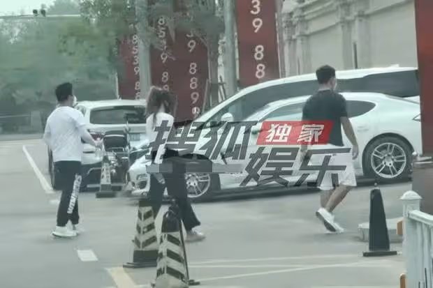 34歲釋小龍乘百萬豪車看別墅,嬌妻緊隨身旁,兩人同框超有夫妻相