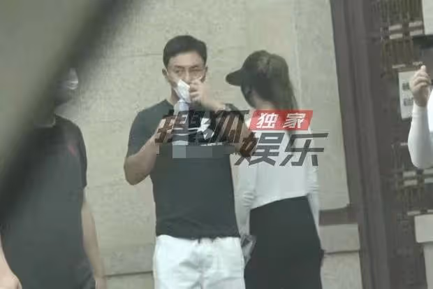 34歲釋小龍乘百萬豪車看別墅,嬌妻緊隨身旁,兩人同框超有夫妻相