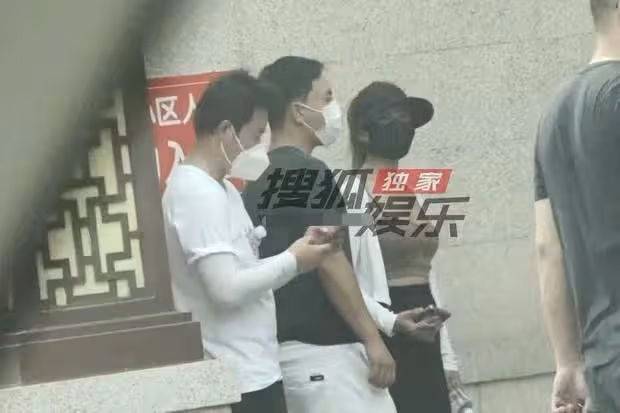 34歲釋小龍乘百萬豪車看別墅,嬌妻緊隨身旁,兩人同框超有夫妻相