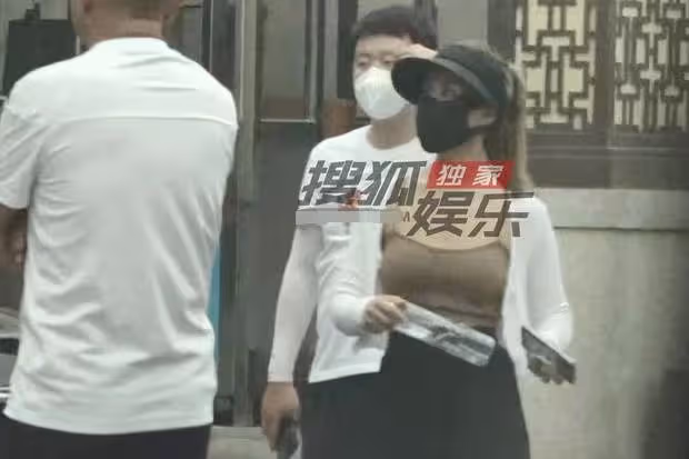 34歲釋小龍乘百萬豪車看別墅,嬌妻緊隨身旁,兩人同框超有夫妻相
